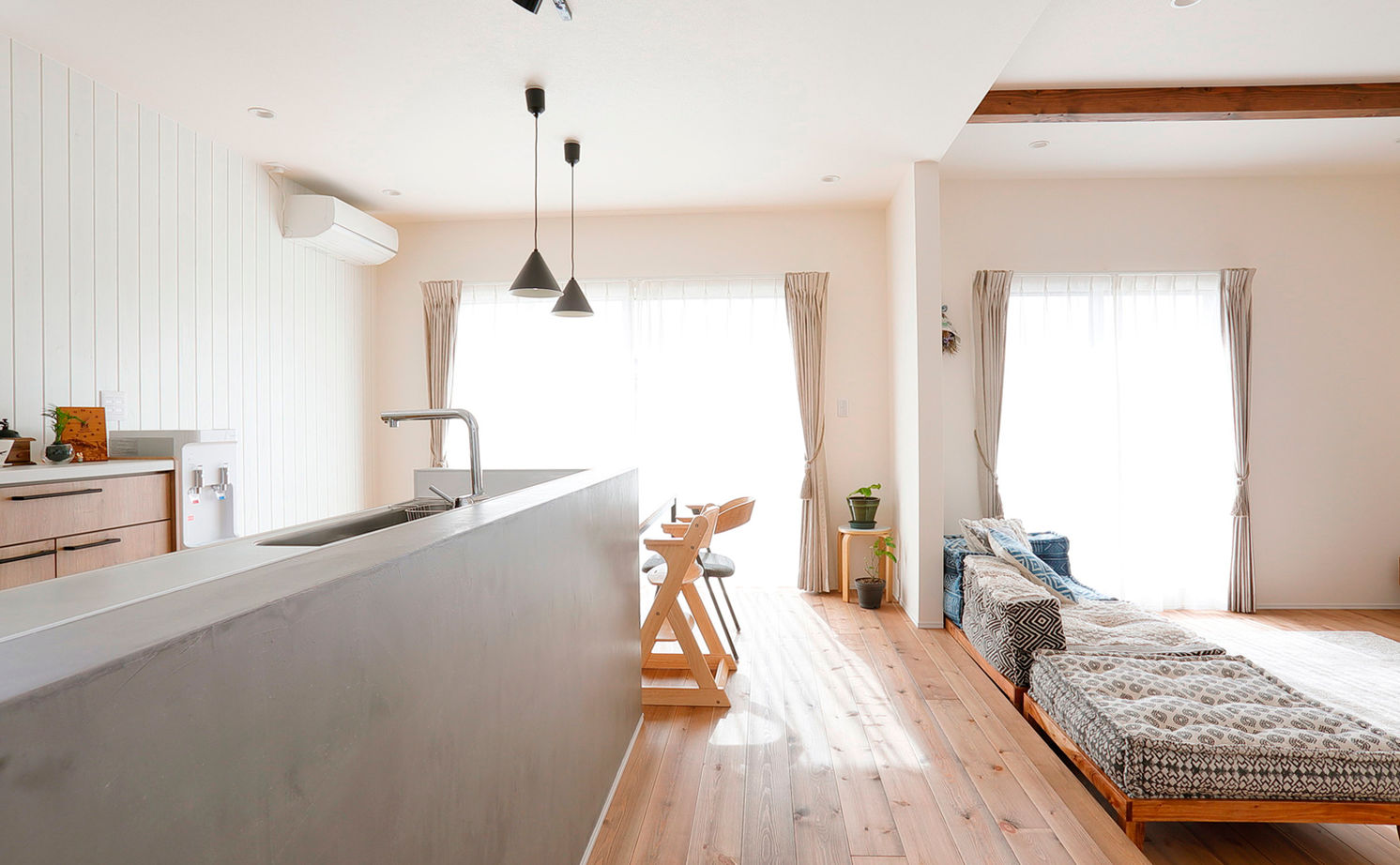 いい家つくる。善匠 【2000万円台｜33坪｜間取り有】シンプルモダンなサーフハウス「一段下げたリビングもお気に入りです」の建築実例画像6