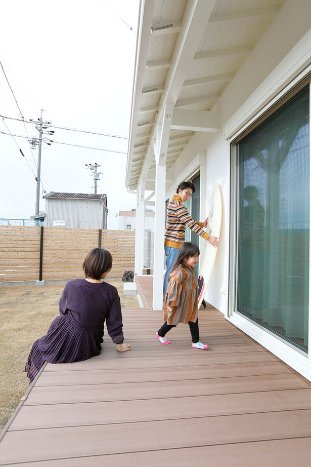 いい家つくる。善匠 【2000万円台｜33坪｜間取り有】シンプルモダンなサーフハウス「一段下げたリビングもお気に入りです」の建築実例画像10