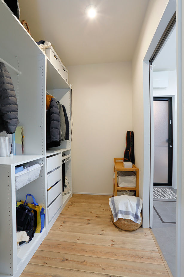 いい家つくる。善匠 【2000万円台｜33坪｜間取り有】シンプルモダンなサーフハウス「一段下げたリビングもお気に入りです」の建築実例画像16