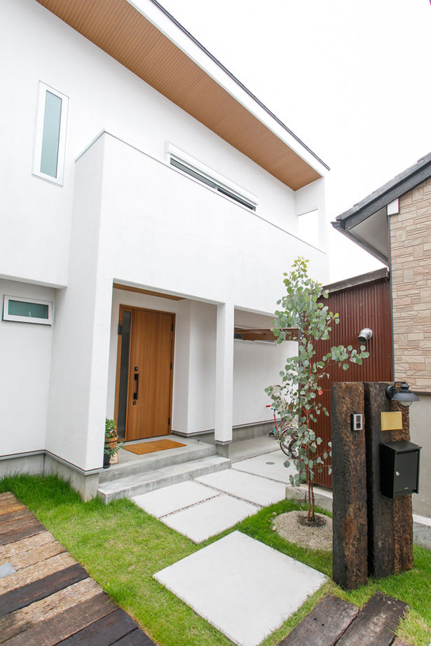 いい家つくる。善匠 【36坪｜間取り有】吹抜け階段がとどける家族の気配。旗竿地でも２階リビングで明るさ十分！の建築実例画像2