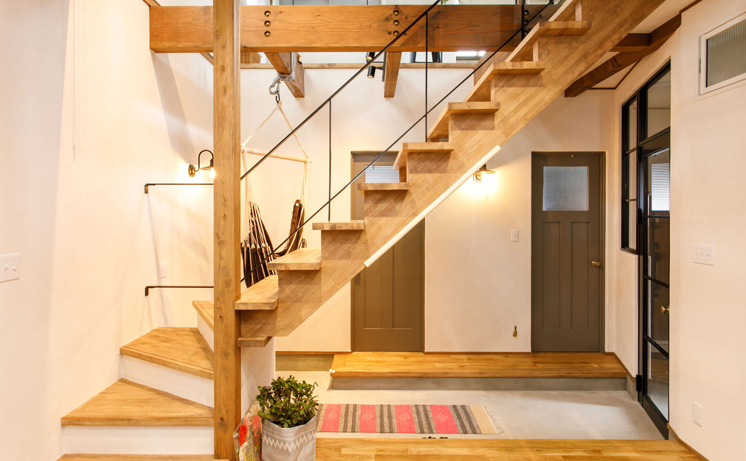 いい家つくる。善匠 【36坪｜間取り有】吹抜け階段がとどける家族の気配。旗竿地でも２階リビングで明るさ十分！の建築実例画像4
