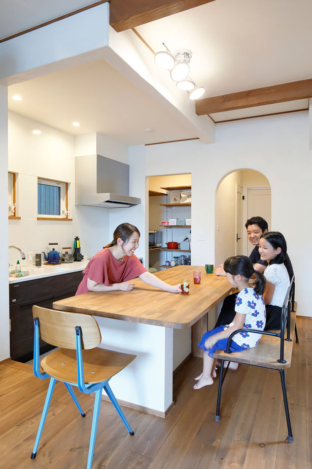 いい家つくる。善匠 【30坪未満｜間取り有】家族の距離を縮める小上がりスペース。南北に細長い土地でも吹抜けで明るく開放的にの建築実例画像4