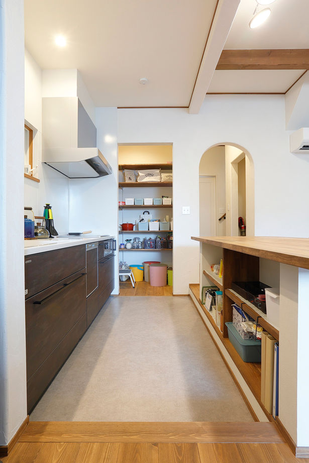 いい家つくる。善匠 【30坪未満｜間取り有】家族の距離を縮める小上がりスペース。南北に細長い土地でも吹抜けで明るく開放的にの建築実例画像5