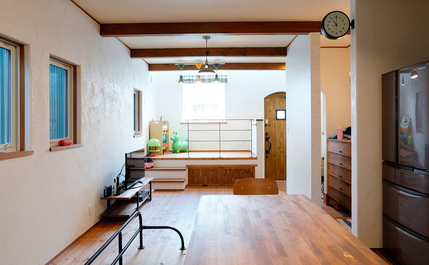 いい家つくる。善匠 【30坪未満｜間取り有】家族の距離を縮める小上がりスペース。南北に細長い土地でも吹抜けで明るく開放的にの建築実例画像6
