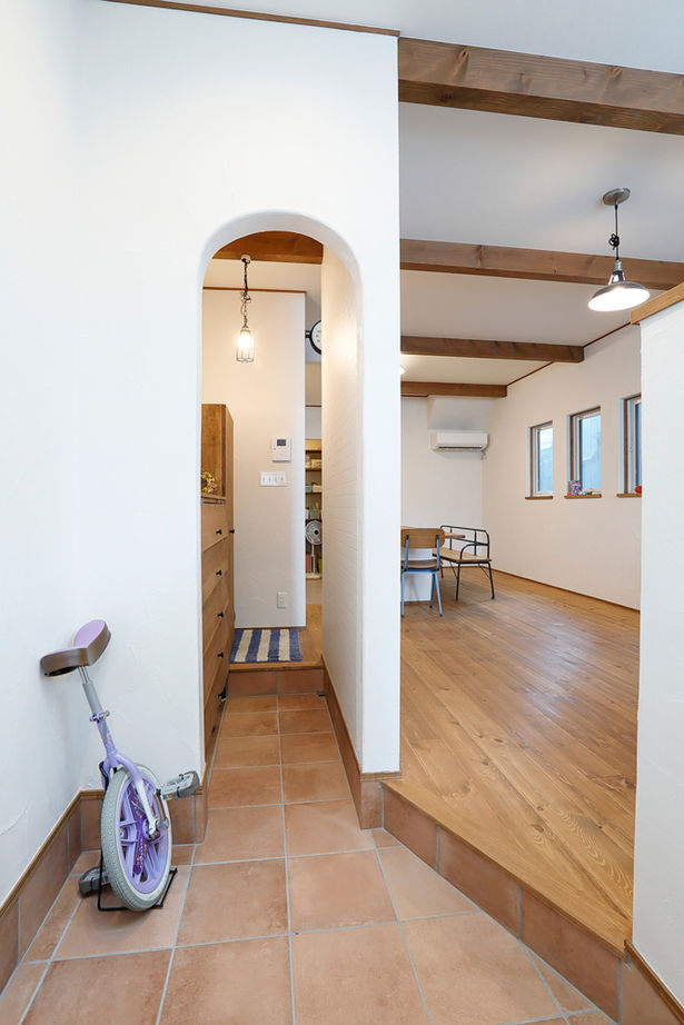 いい家つくる。善匠 【30坪未満｜間取り有】家族の距離を縮める小上がりスペース。南北に細長い土地でも吹抜けで明るく開放的にの建築実例画像9