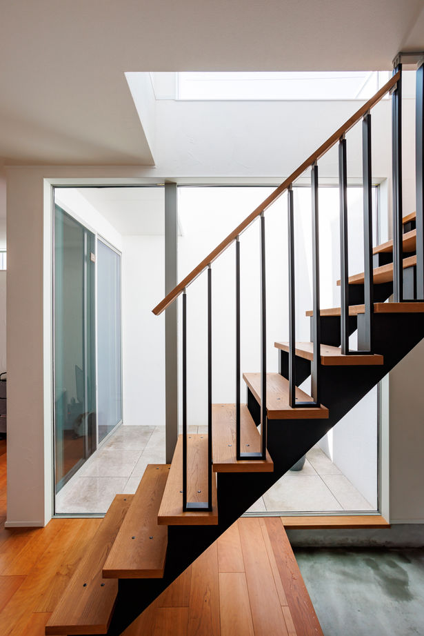 いい家つくる。善匠 【1000万円台｜30坪未満の家｜間取り有】囲まれた中庭やアイアン階段、ダウンリビングのあるコンパクトな家の建築実例画像2