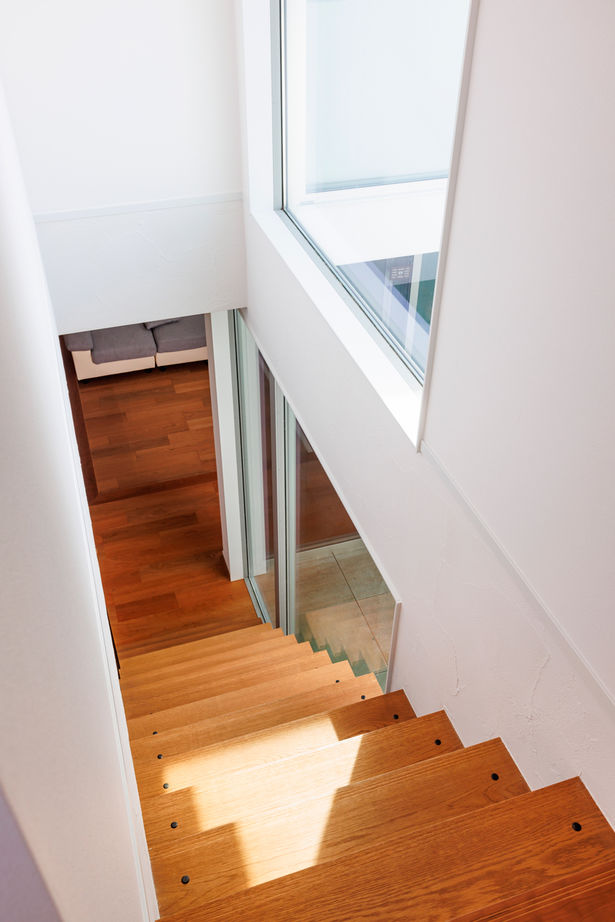 いい家つくる。善匠 【1000万円台｜30坪未満の家｜間取り有】囲まれた中庭やアイアン階段、ダウンリビングのあるコンパクトな家の建築実例画像6