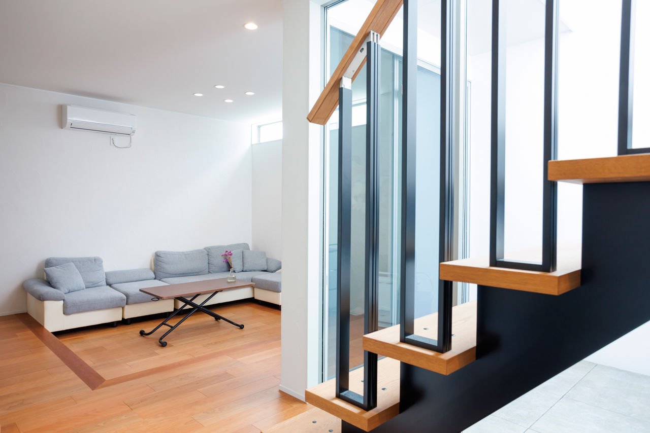 いい家つくる。善匠 【1000万円台｜30坪未満の家｜間取り有】囲まれた中庭やアイアン階段、ダウンリビングのあるコンパクトな家の建築実例画像9