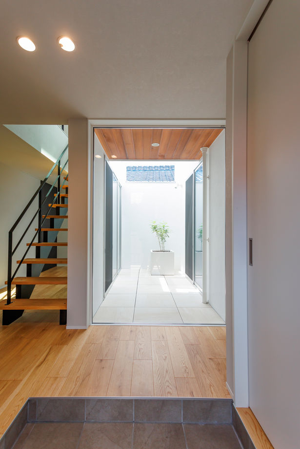 いい家つくる。善匠 【2000万円台｜2階リビング×中庭｜間取り有】ポイントは中庭と窓の配置。密集地でも叶う開放的な暮らしの建築実例画像3