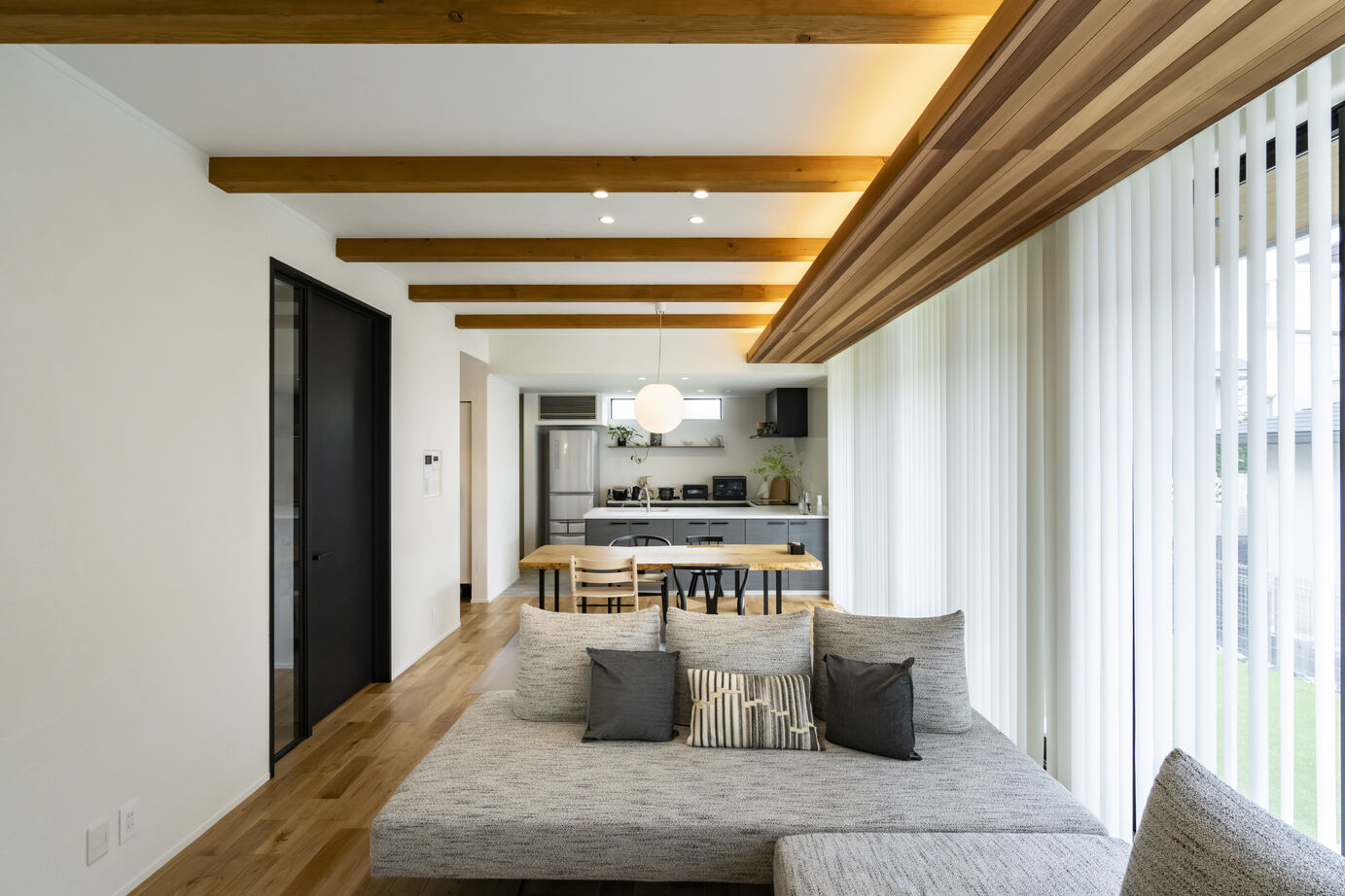 いい家つくる。善匠 【46坪｜自然素材｜モダン】陽の光につつまれる、シンプルモダンな邸宅の建築実例画像2