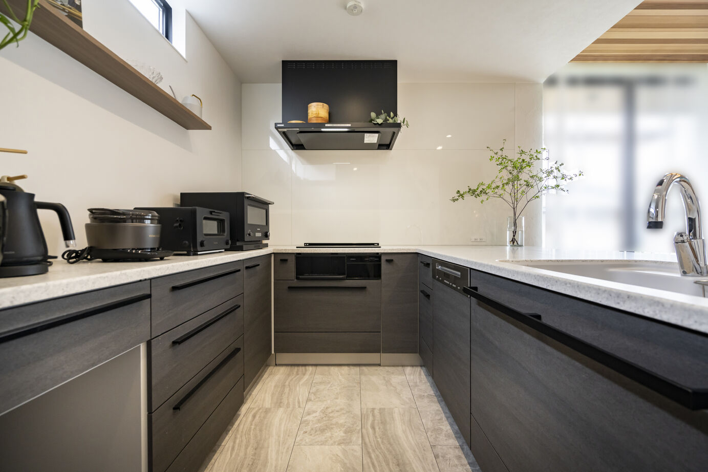 いい家つくる。善匠 【46坪｜自然素材｜モダン】陽の光につつまれる、シンプルモダンな邸宅の建築実例画像3