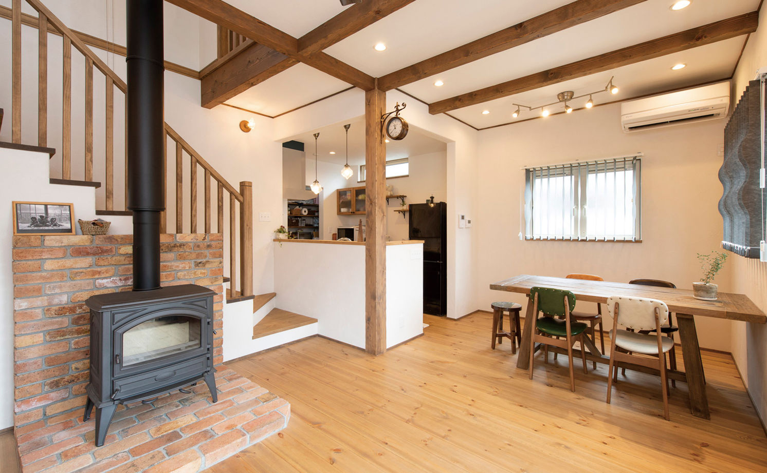 いい家つくる。善匠 【2000万円台｜間取り有】30坪のおしゃれな２階建て「薪ストーブのあるリビングに家族が自然に集まります」の建築実例画像2