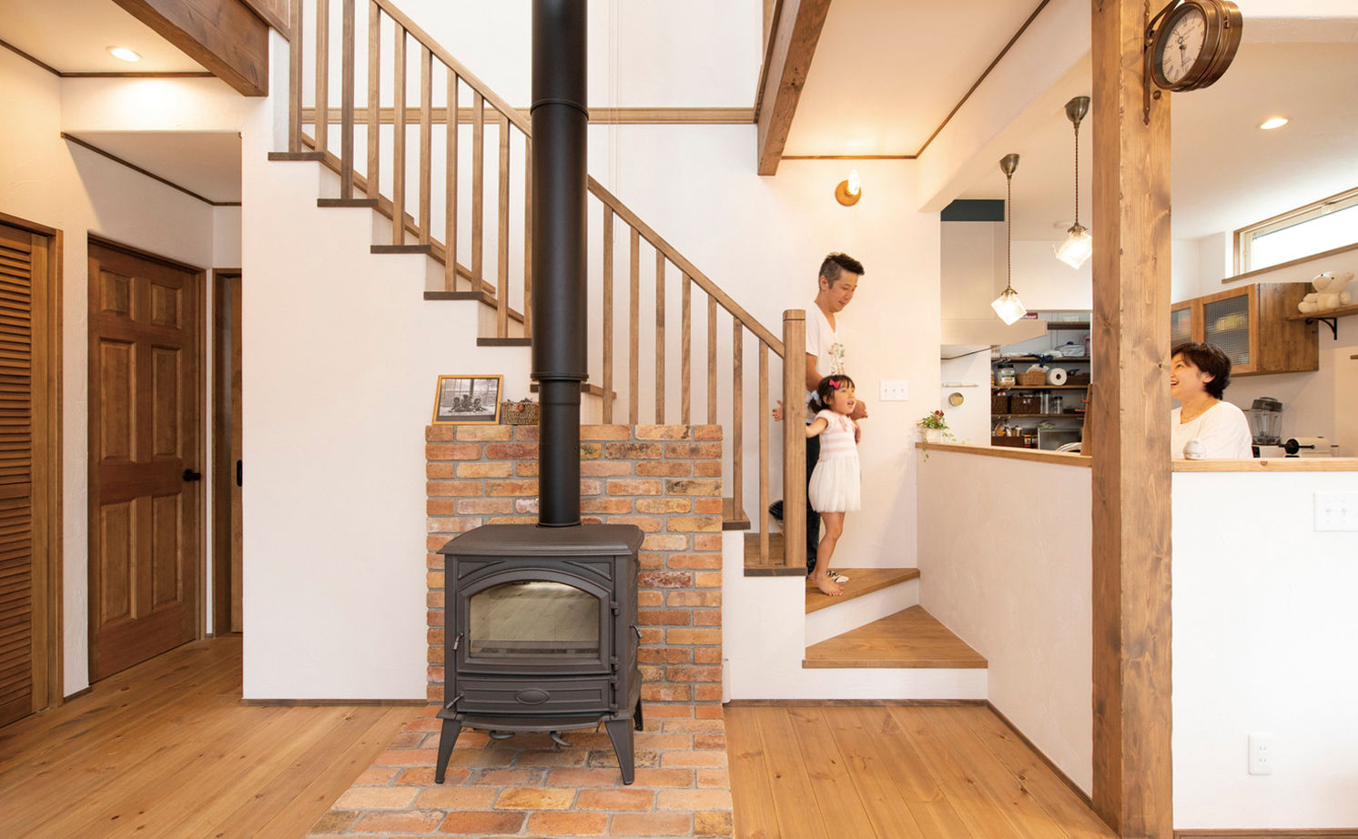 いい家つくる。善匠 【2000万円台｜間取り有】30坪のおしゃれな２階建て「薪ストーブのあるリビングに家族が自然に集まります」の建築実例画像4