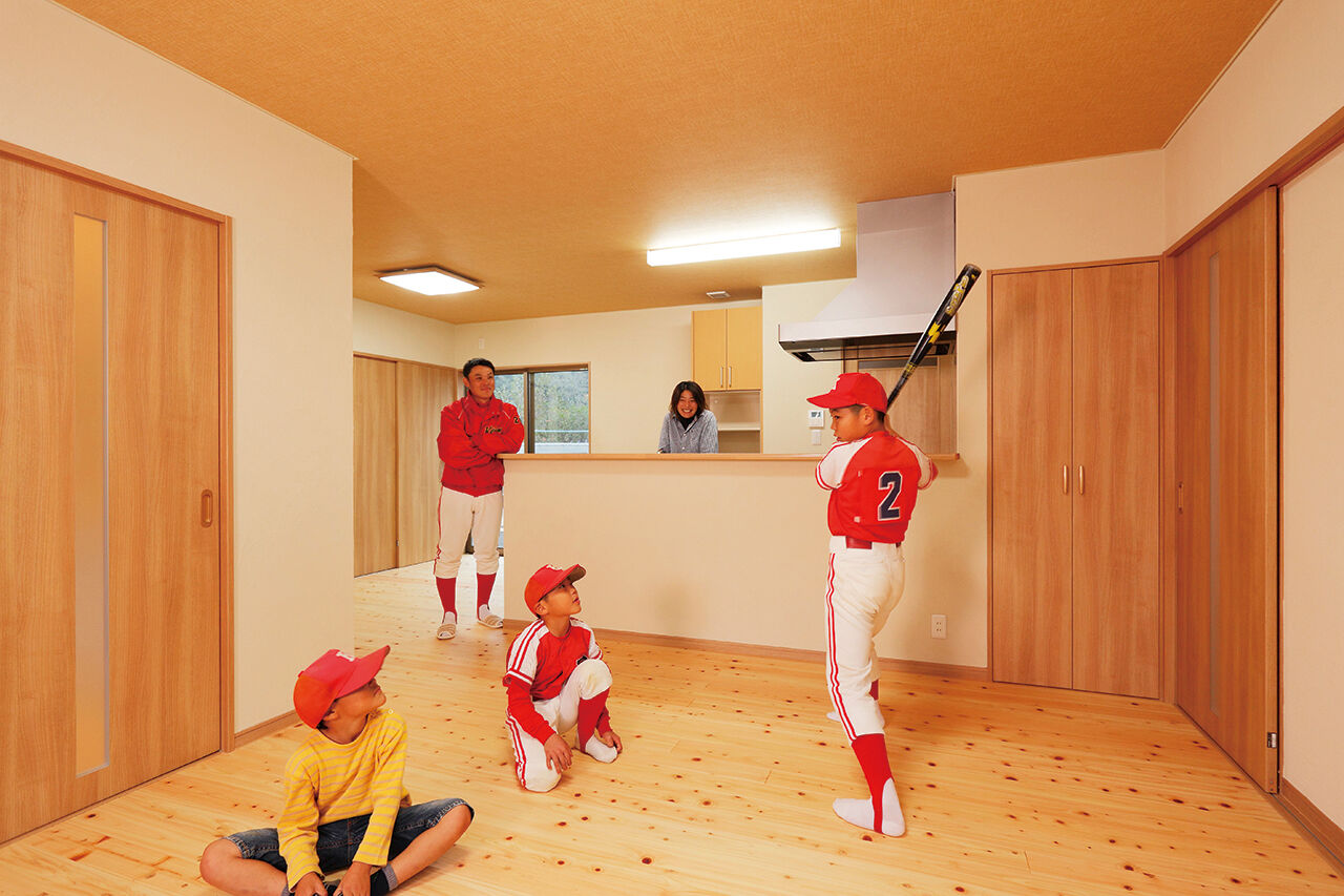 茂山組 明るくのびのび子どもが育つ、太陽光発電システム搭載の平屋の家の建築実例画像2