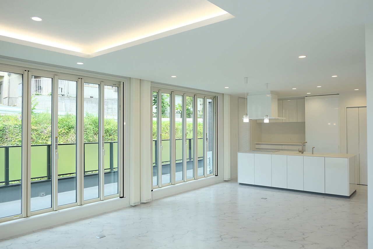 茂山組 車４台駐車可能なインナーガレージを持つ美術館のような家の建築実例画像2