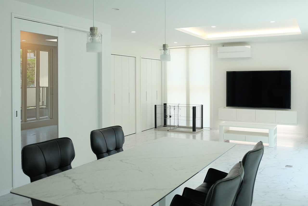 茂山組 車４台駐車可能なインナーガレージを持つ美術館のような家の建築実例画像3