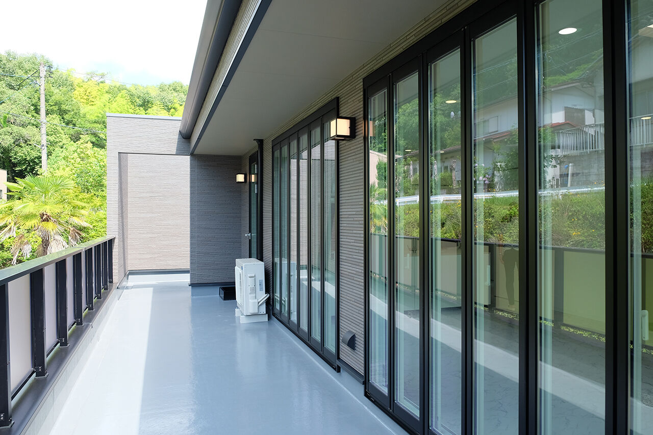 茂山組 車４台駐車可能なインナーガレージを持つ美術館のような家の建築実例画像5