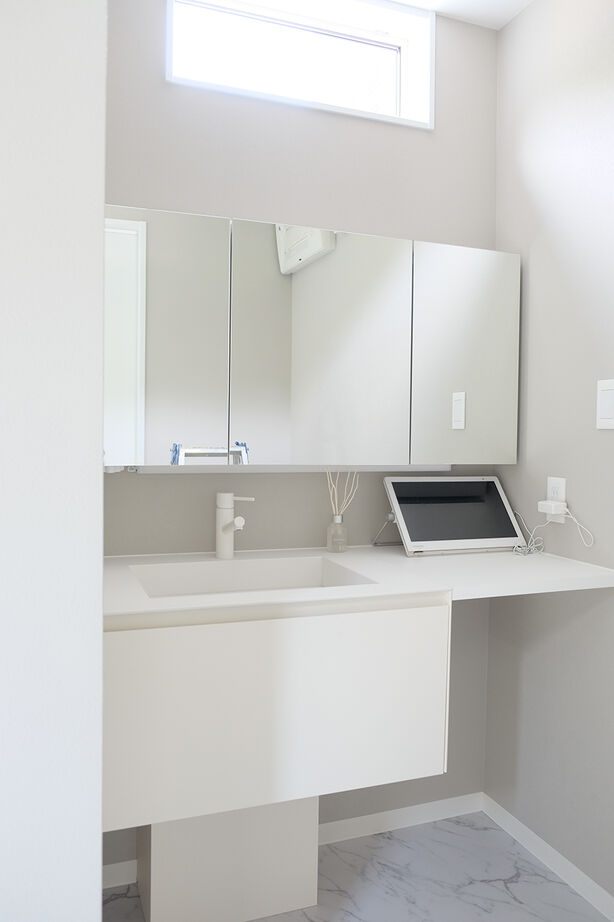 茂山組 車４台駐車可能なインナーガレージを持つ美術館のような家の建築実例画像6