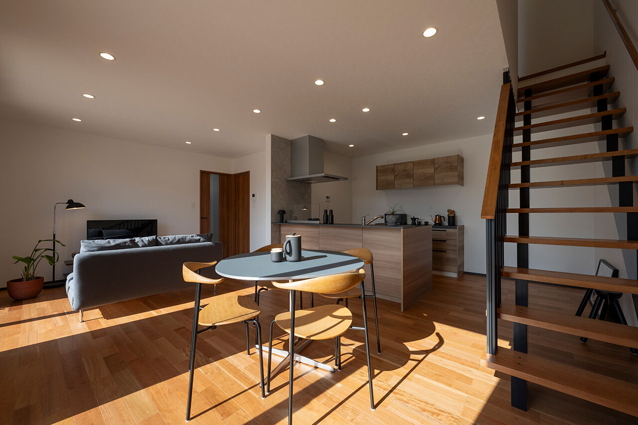 茂山組 縦型の窓と白壁に合わせたウッドが都会的なデザインの家の建築実例画像2