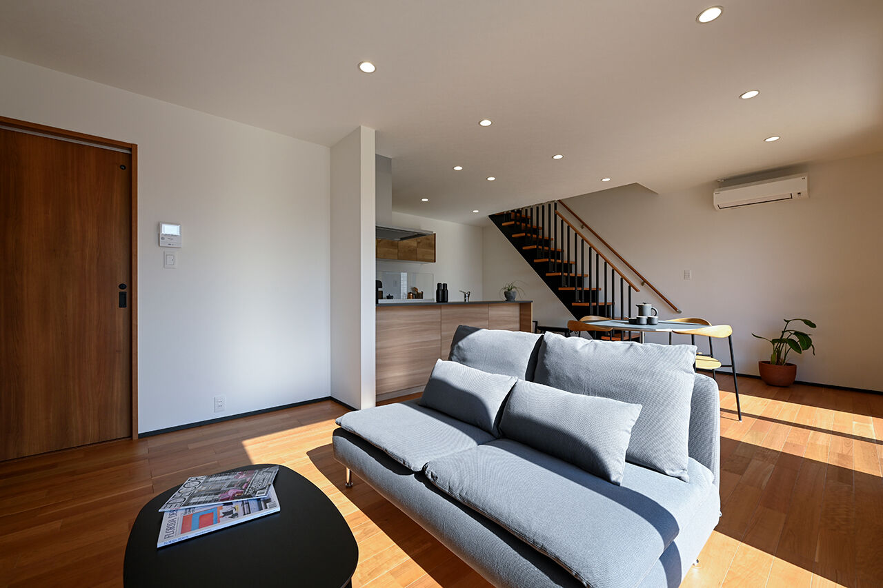 茂山組 縦型の窓と白壁に合わせたウッドが都会的なデザインの家の建築実例画像3