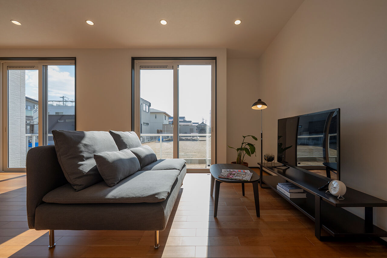 茂山組 縦型の窓と白壁に合わせたウッドが都会的なデザインの家の建築実例画像4