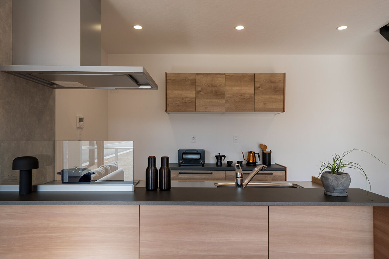 茂山組 縦型の窓と白壁に合わせたウッドが都会的なデザインの家の建築実例画像5