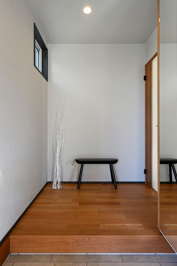 茂山組 縦型の窓と白壁に合わせたウッドが都会的なデザインの家の建築実例画像6