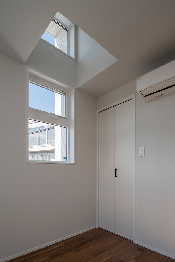 茂山組 縦型の窓と白壁に合わせたウッドが都会的なデザインの家の建築実例画像7