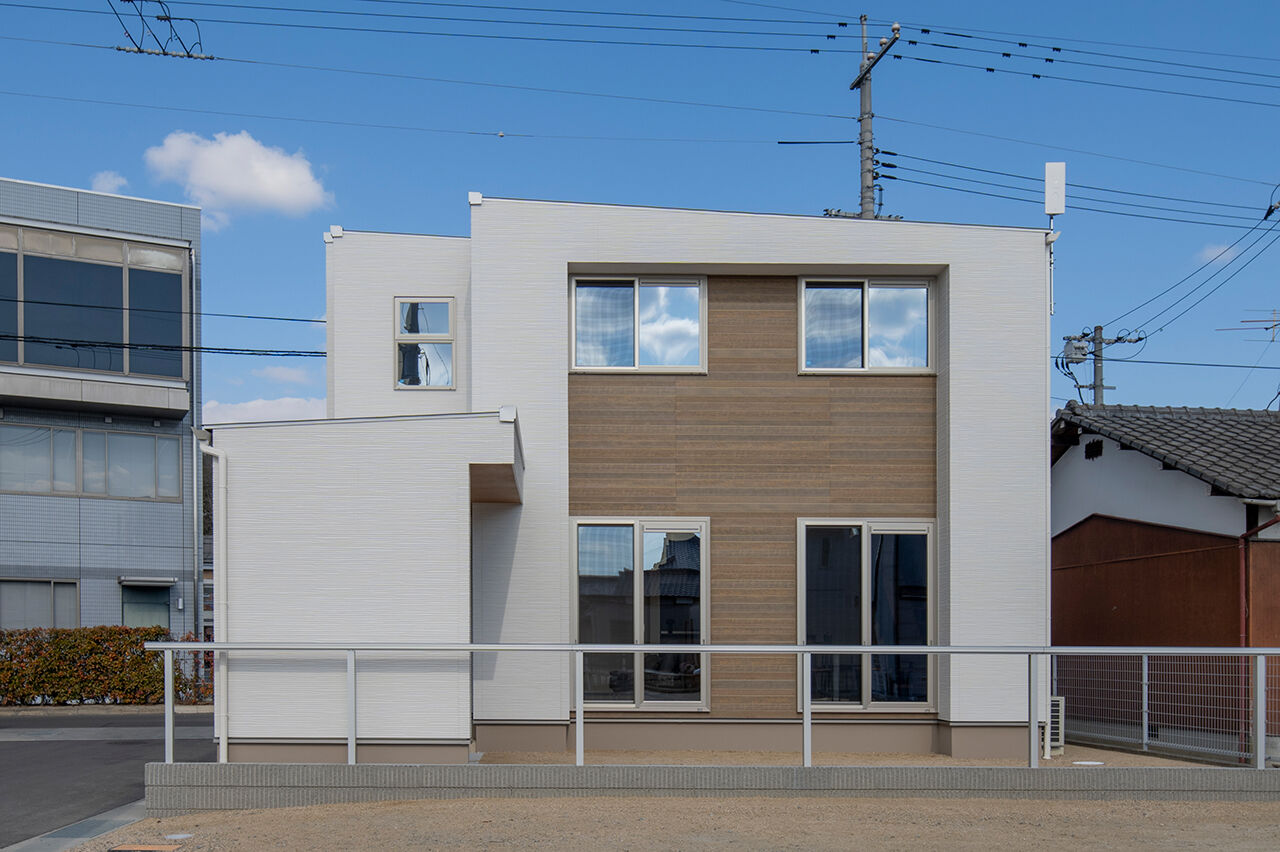 茂山組 縦型の窓と白壁に合わせたウッドが都会的なデザインの家の建築実例画像8