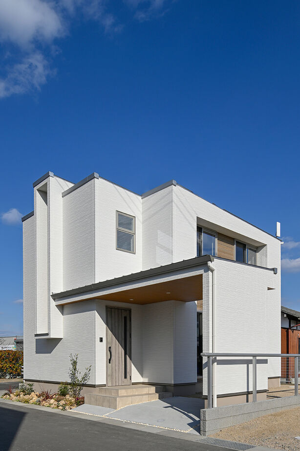 茂山組 縦型の窓と白壁に合わせたウッドが都会的なデザインの家の建築実例画像9