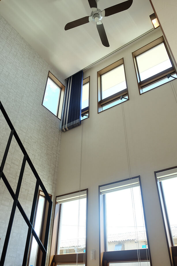 茂山組 海と青空が似合う連続窓がスタイリッシュな家の建築実例画像2