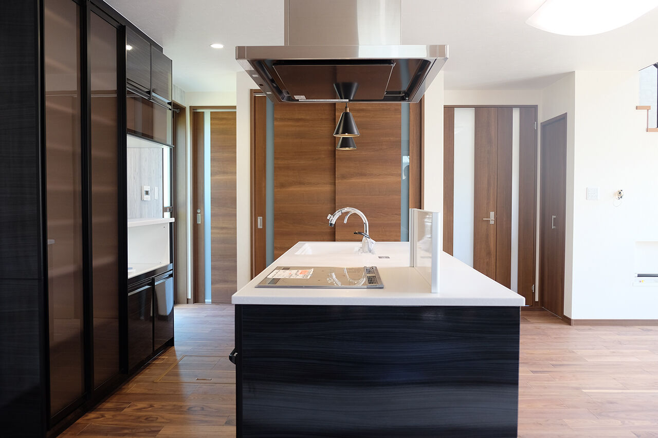 茂山組 海と青空が似合う連続窓がスタイリッシュな家の建築実例画像3