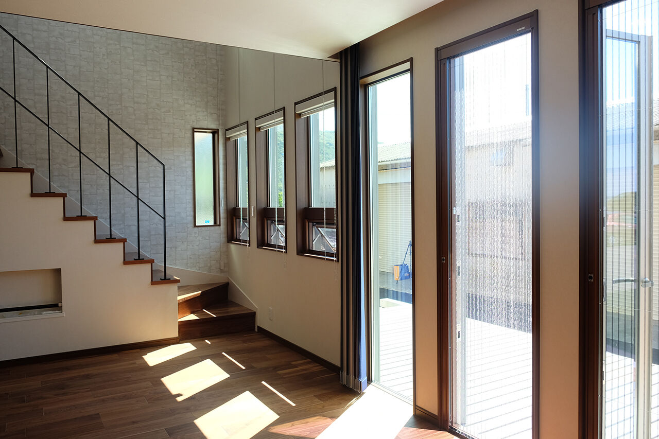 茂山組 海と青空が似合う連続窓がスタイリッシュな家の建築実例画像5