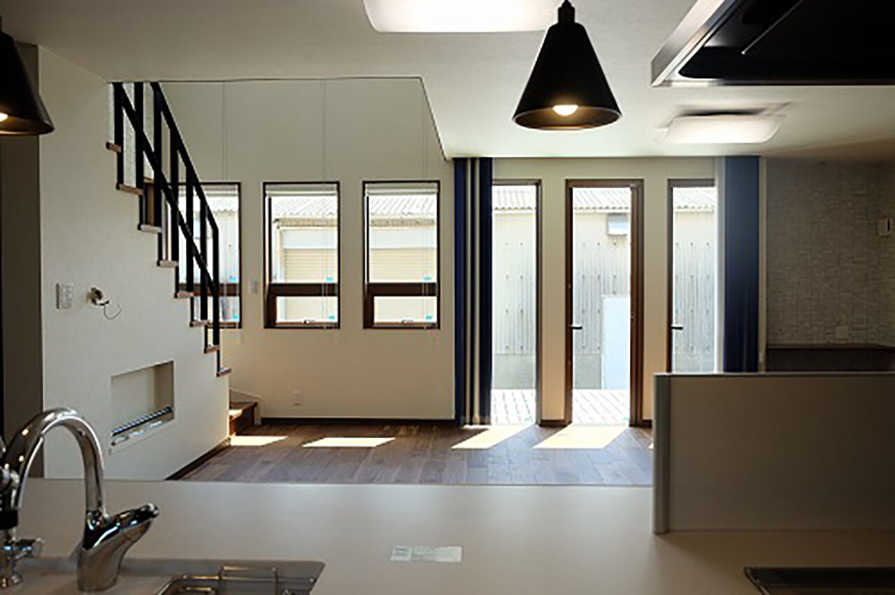 茂山組 海と青空が似合う連続窓がスタイリッシュな家の建築実例画像6