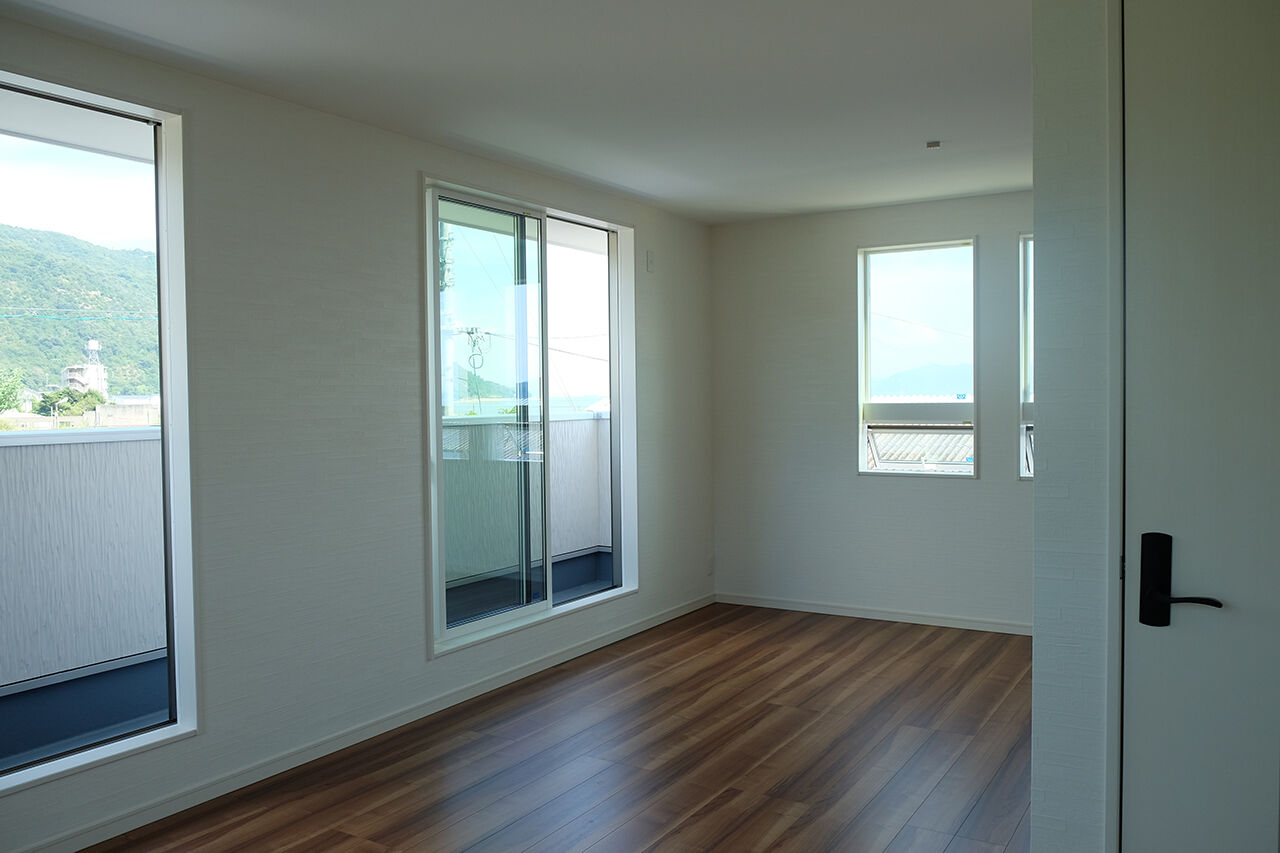 茂山組 海と青空が似合う連続窓がスタイリッシュな家の建築実例画像8