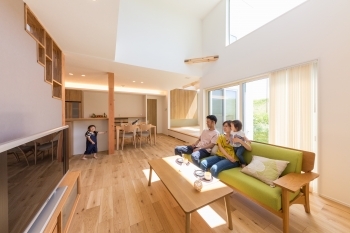 大きな森　永井工業 吹き抜けから太陽の光がたっぷり注ぐ、家族全員が明るく幸せに暮らせる家の建築実例画像1