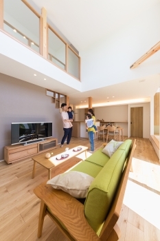 大きな森　永井工業 吹き抜けから太陽の光がたっぷり注ぐ、家族全員が明るく幸せに暮らせる家の建築実例画像2