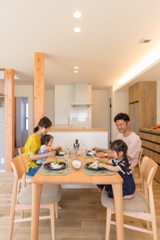 大きな森　永井工業 吹き抜けから太陽の光がたっぷり注ぐ、家族全員が明るく幸せに暮らせる家の建築実例画像3