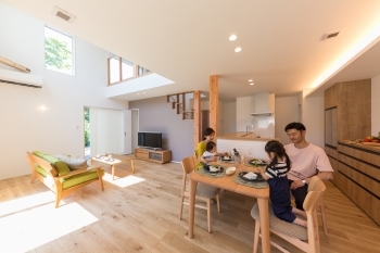 大きな森　永井工業 吹き抜けから太陽の光がたっぷり注ぐ、家族全員が明るく幸せに暮らせる家の建築実例画像4