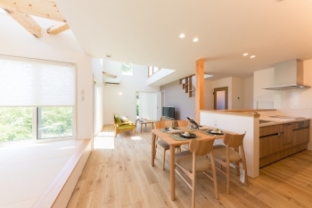 大きな森　永井工業 吹き抜けから太陽の光がたっぷり注ぐ、家族全員が明るく幸せに暮らせる家の建築実例画像5