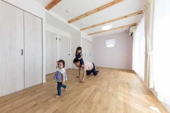 大きな森　永井工業 吹き抜けから太陽の光がたっぷり注ぐ、家族全員が明るく幸せに暮らせる家の建築実例画像6