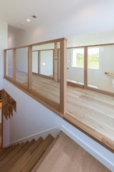 大きな森　永井工業 吹き抜けから太陽の光がたっぷり注ぐ、家族全員が明るく幸せに暮らせる家の建築実例画像8