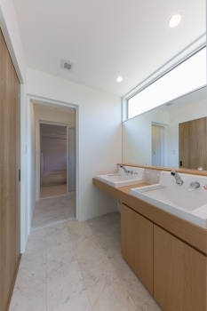 大きな森　永井工業 吹き抜けから太陽の光がたっぷり注ぐ、家族全員が明るく幸せに暮らせる家の建築実例画像9