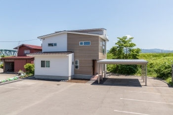 大きな森　永井工業 吹き抜けから太陽の光がたっぷり注ぐ、家族全員が明るく幸せに暮らせる家の建築実例画像10