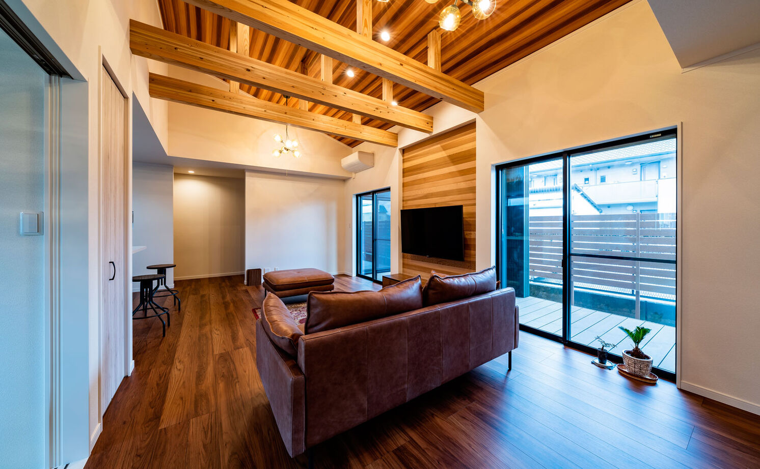 フォーシステムカンパニー 【羽曳野市/1431万円/間取り図有/30坪台】木の風合いでオシャレな勾配天井のヴィンテージ風デザインの平屋の建築実例画像2