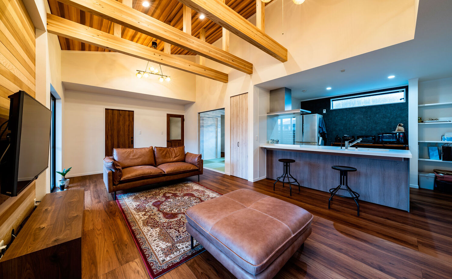 フォーシステムカンパニー 【羽曳野市/1431万円/間取り図有/30坪台】木の風合いでオシャレな勾配天井のヴィンテージ風デザインの平屋の建築実例画像3