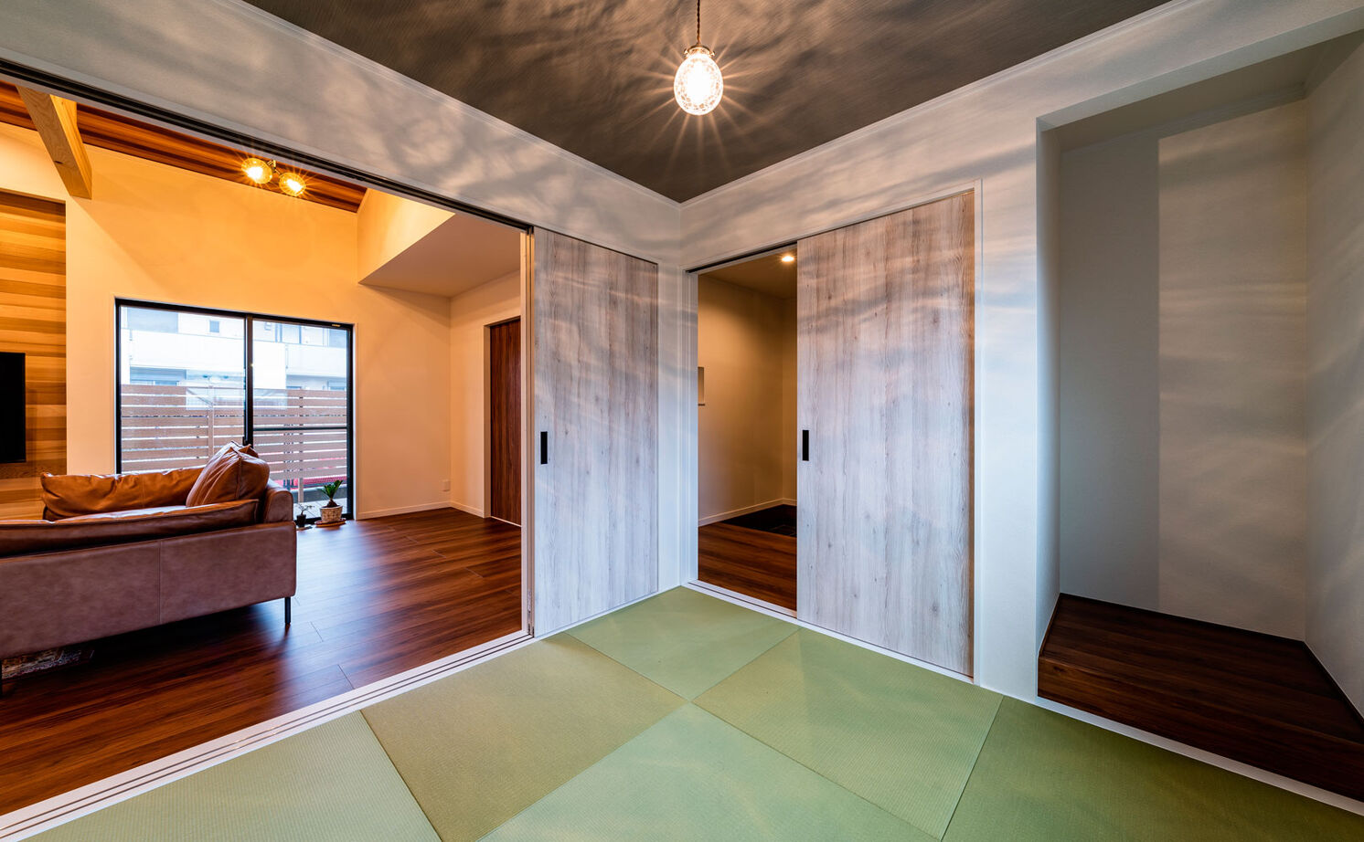 フォーシステムカンパニー 【羽曳野市/1431万円/間取り図有/30坪台】木の風合いでオシャレな勾配天井のヴィンテージ風デザインの平屋の建築実例画像5