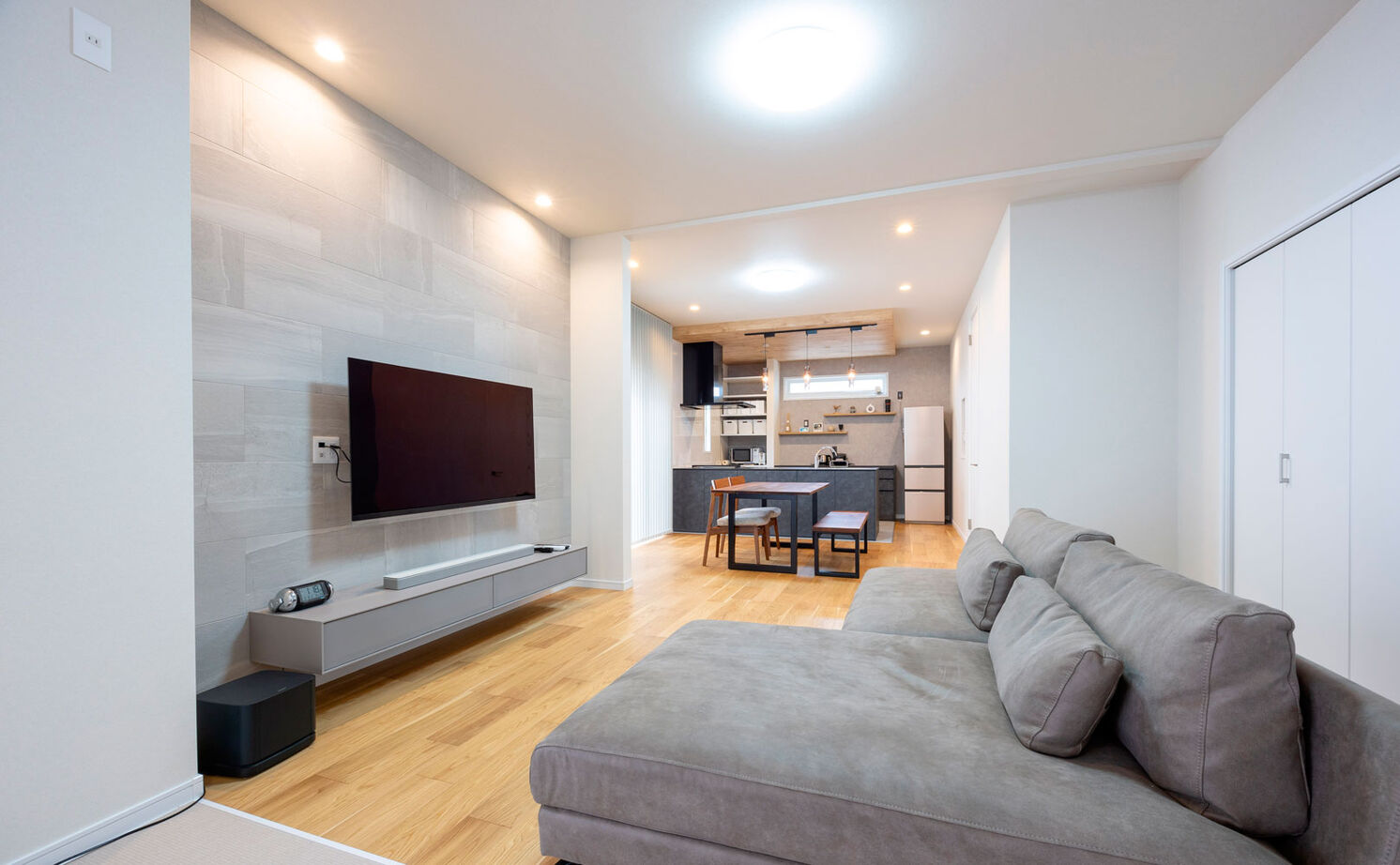 フォーシステムカンパニー 【大阪府/1756万円/間取り図有/長期優良】木目調×グレーでまとめたナチュラルモダンな愛犬と暮らす家の建築実例画像2