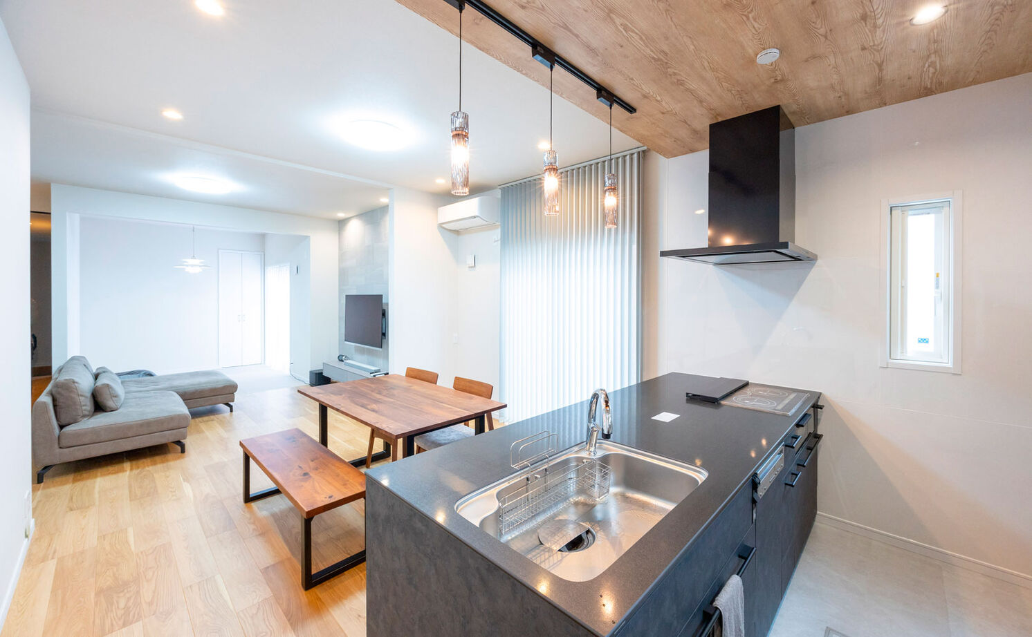 フォーシステムカンパニー 【大阪府/1756万円/間取り図有/長期優良】木目調×グレーでまとめたナチュラルモダンな愛犬と暮らす家の建築実例画像3