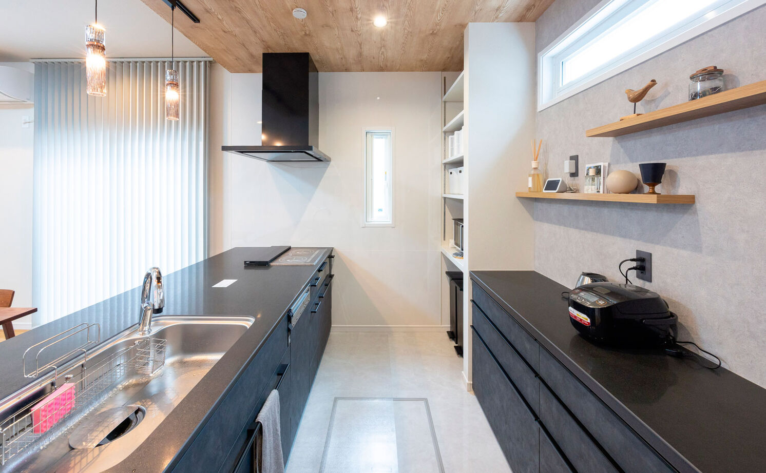 フォーシステムカンパニー 【大阪府/1756万円/間取り図有/長期優良】木目調×グレーでまとめたナチュラルモダンな愛犬と暮らす家の建築実例画像4